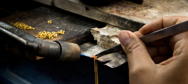 Jeweler making a gold chain