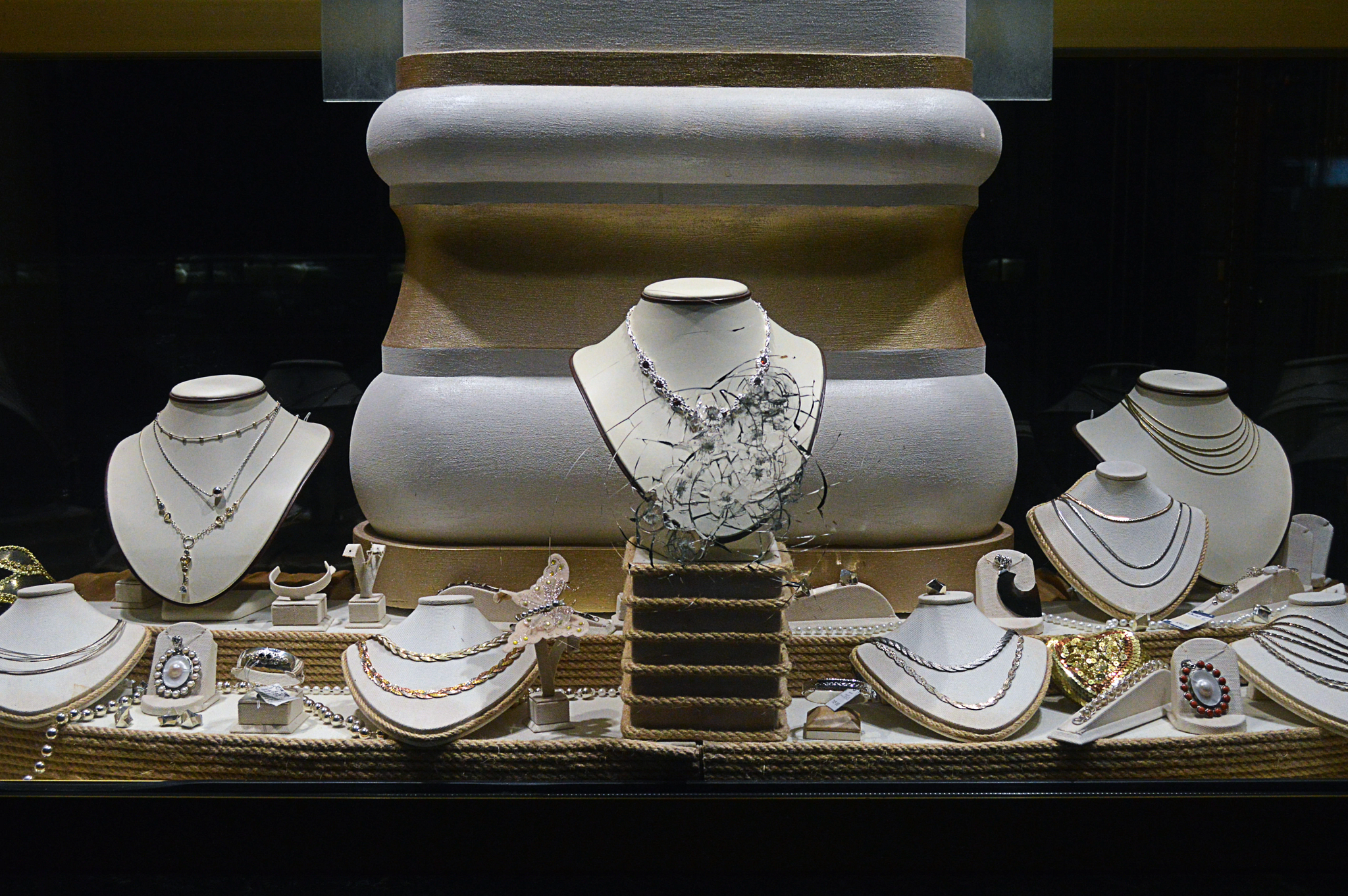 brc_jewelry-showcases_-2-factors-for-optimal-physical-security