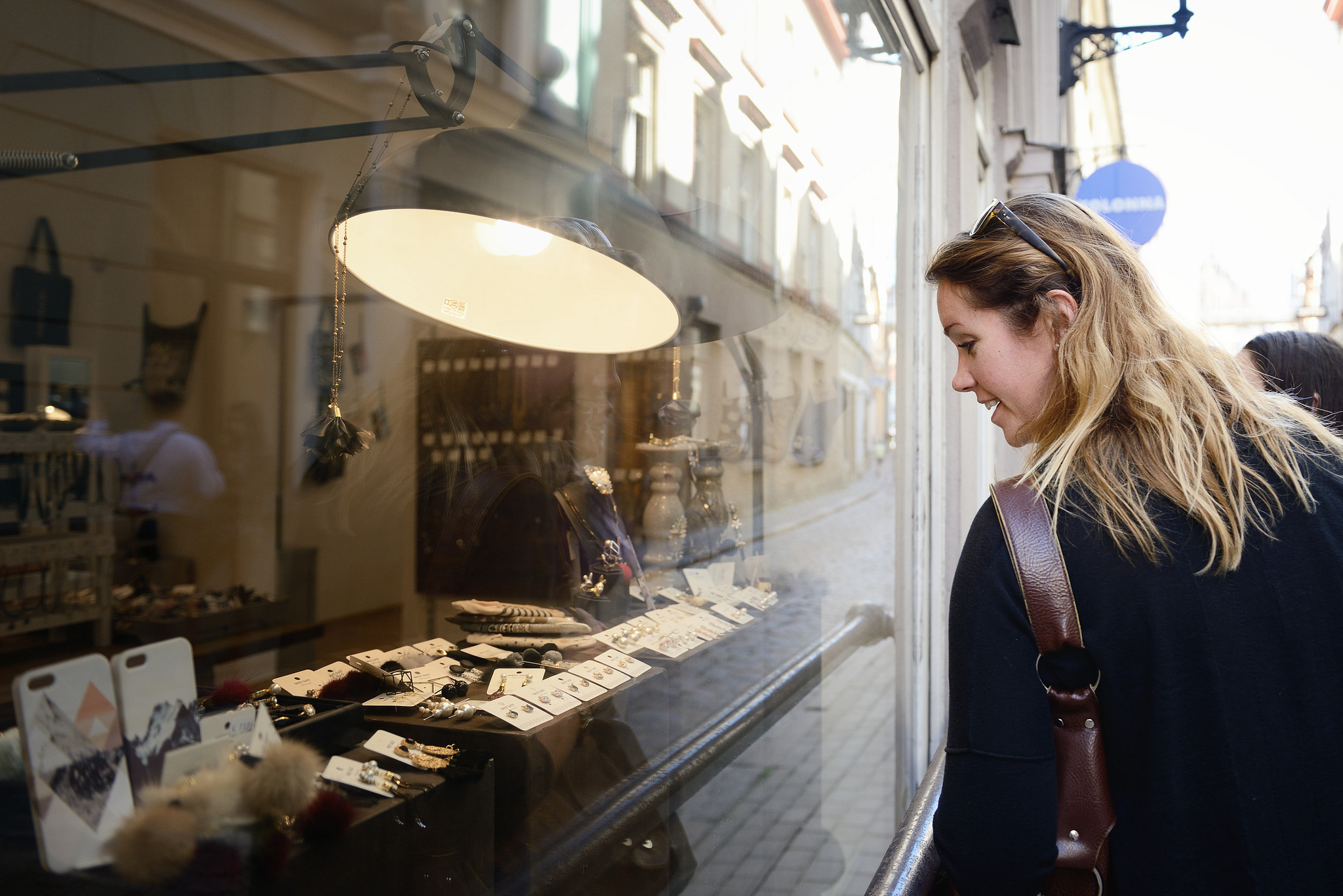 GirlWindowShopping_TravelStudy