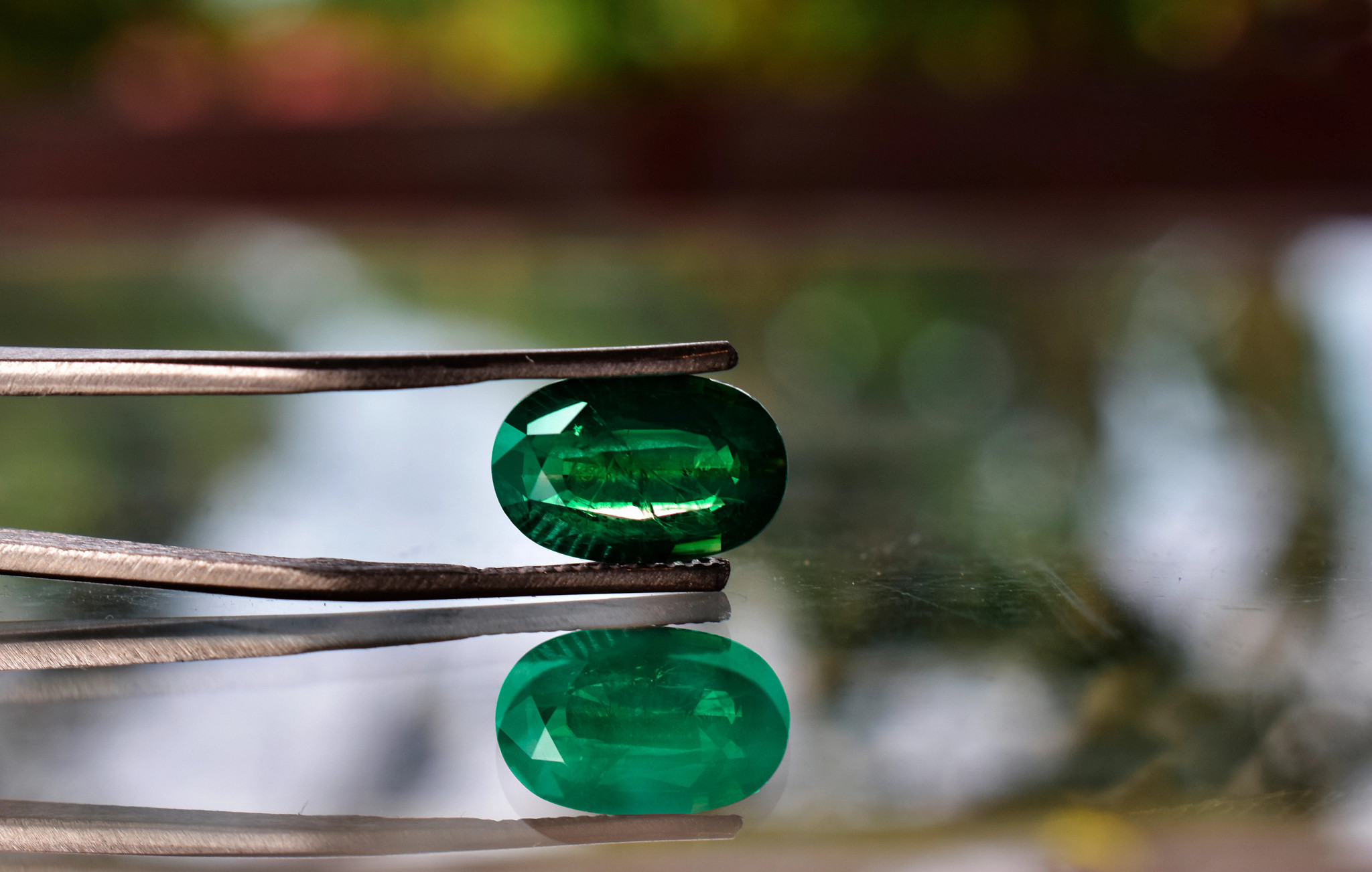green-sapphire-gemstone-in-a-tong