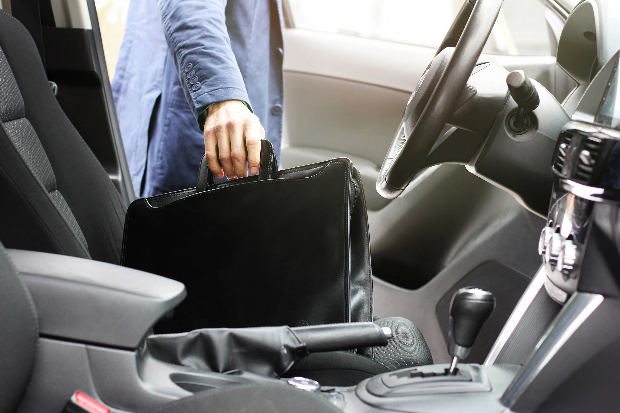 Travel Guide For Jewelers leaving car
