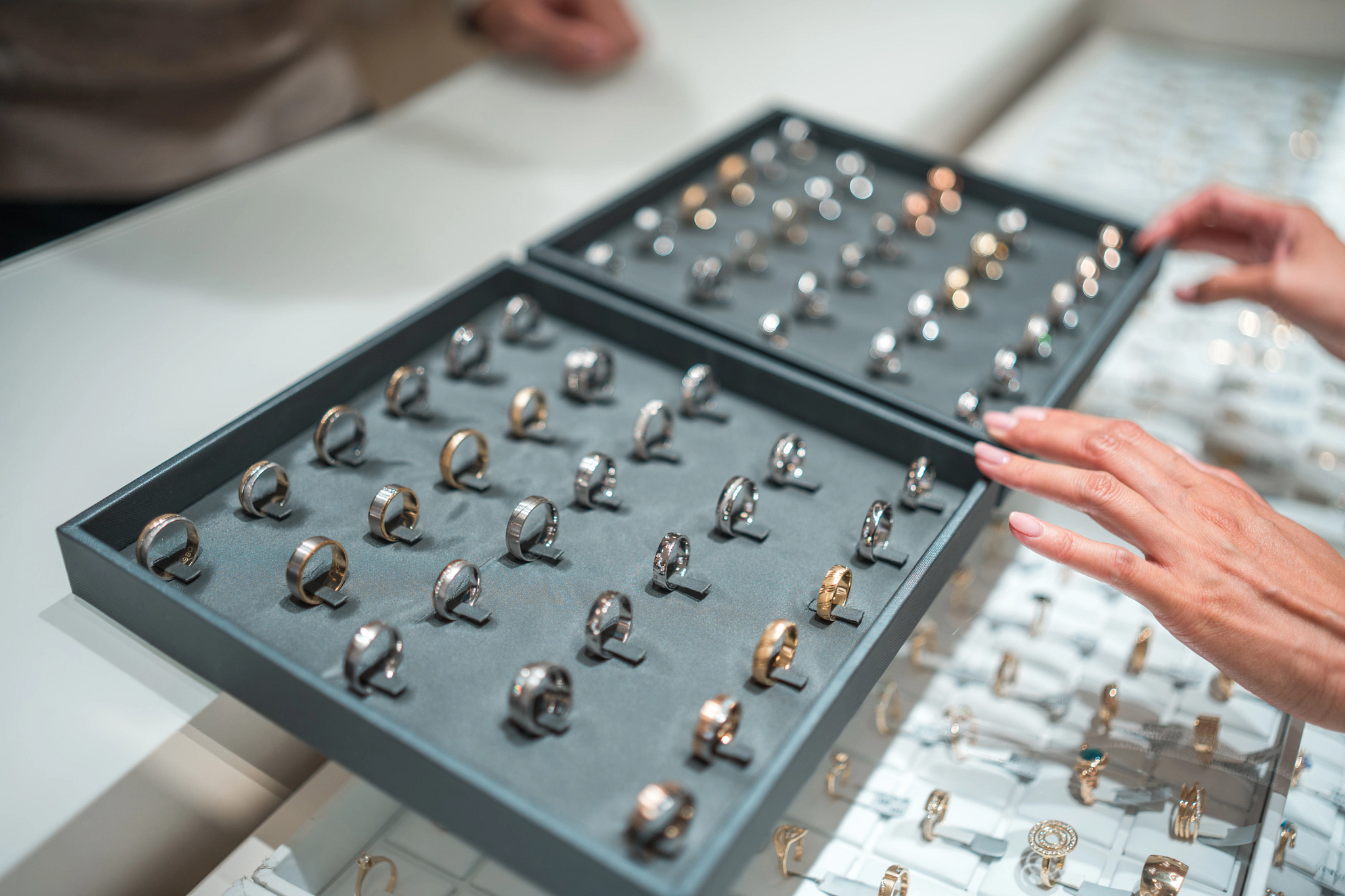 brc_loss-prevention-for-jewelry-businesses_-7-questions-to-answer_theft