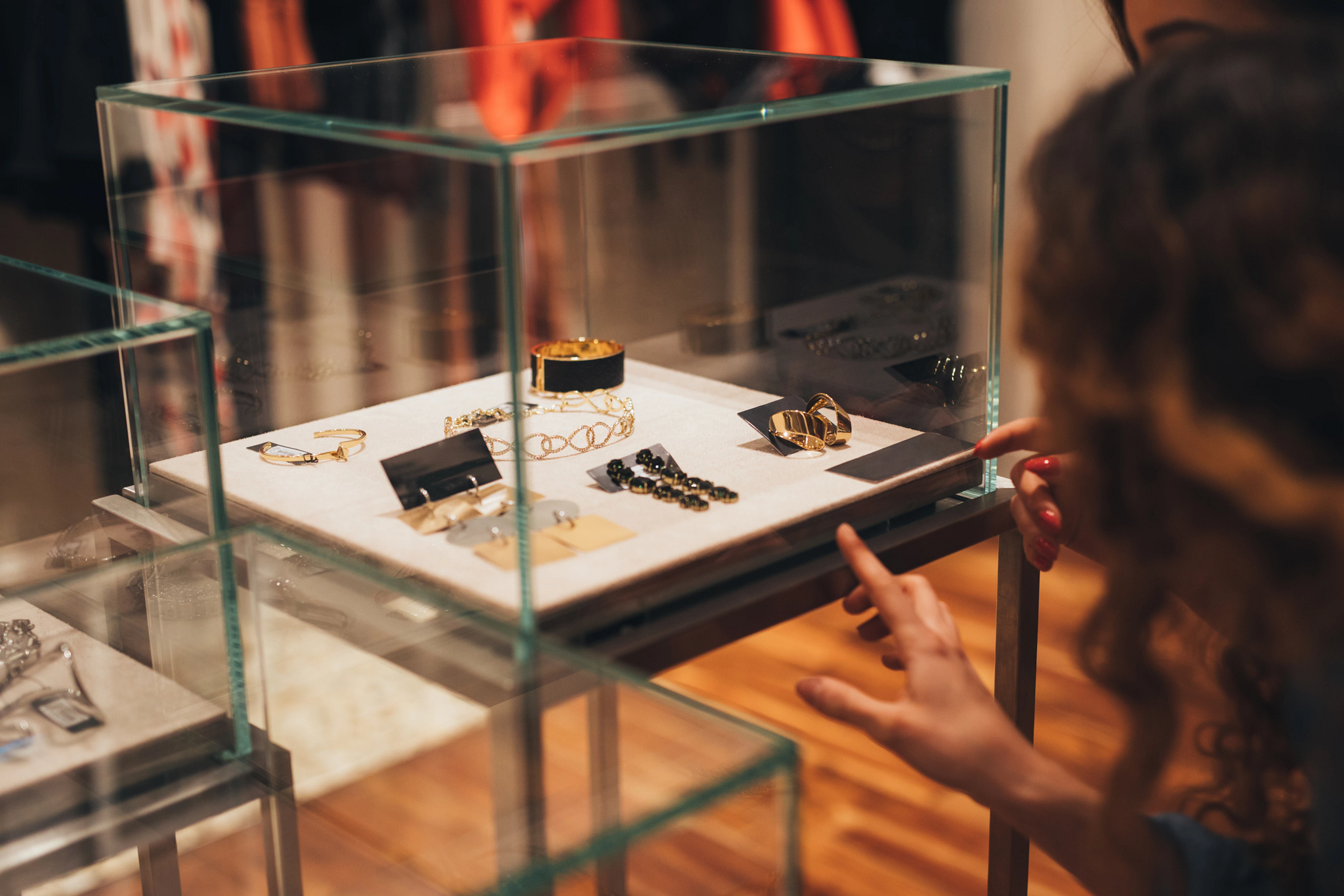brc_loss-prevention-for-jewelry-businesses_-7-questions-to-answer_showrooms