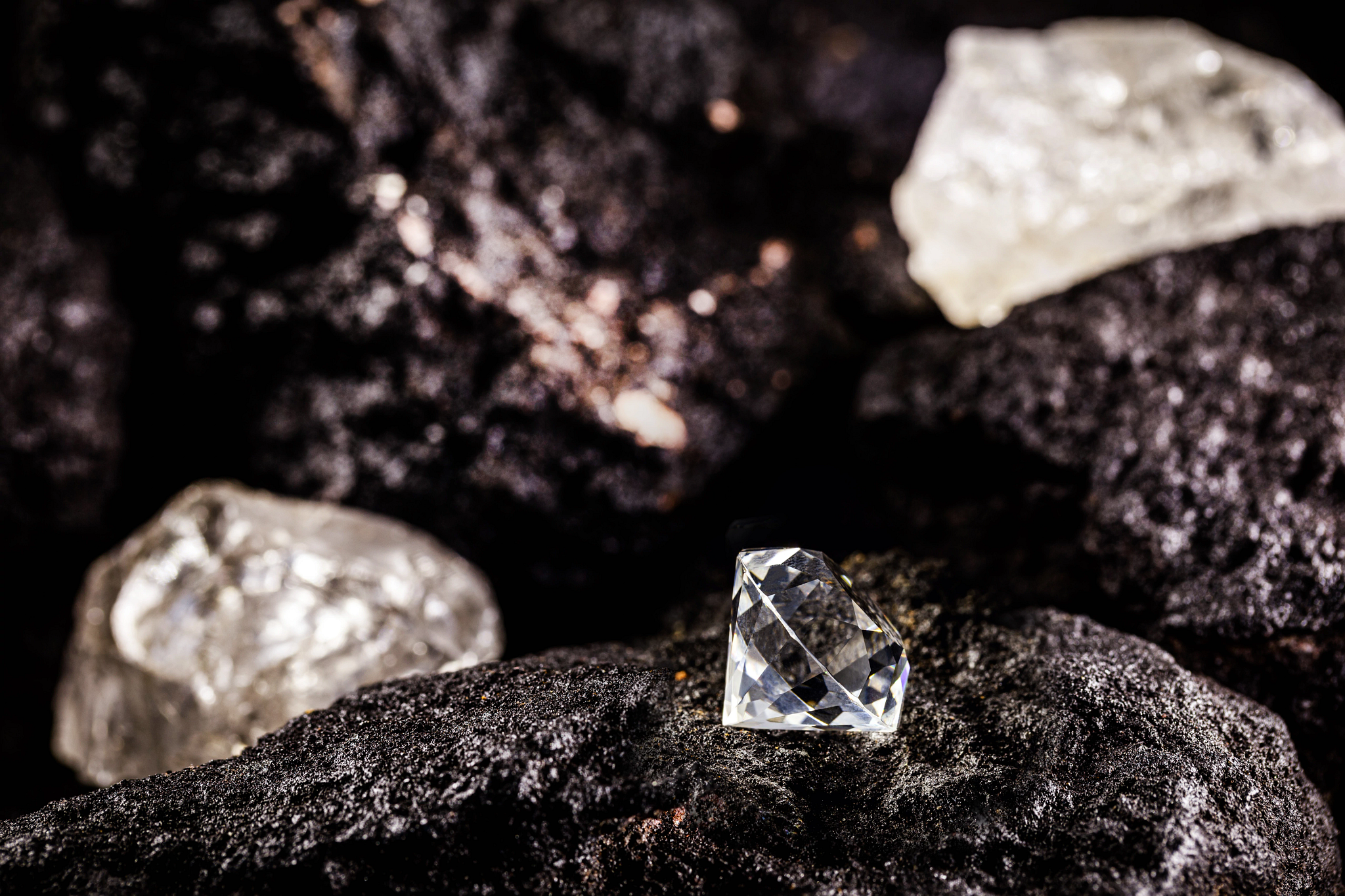 howarediamondsformedlearnthenaturaldiamondcreationprocess_individualsblog