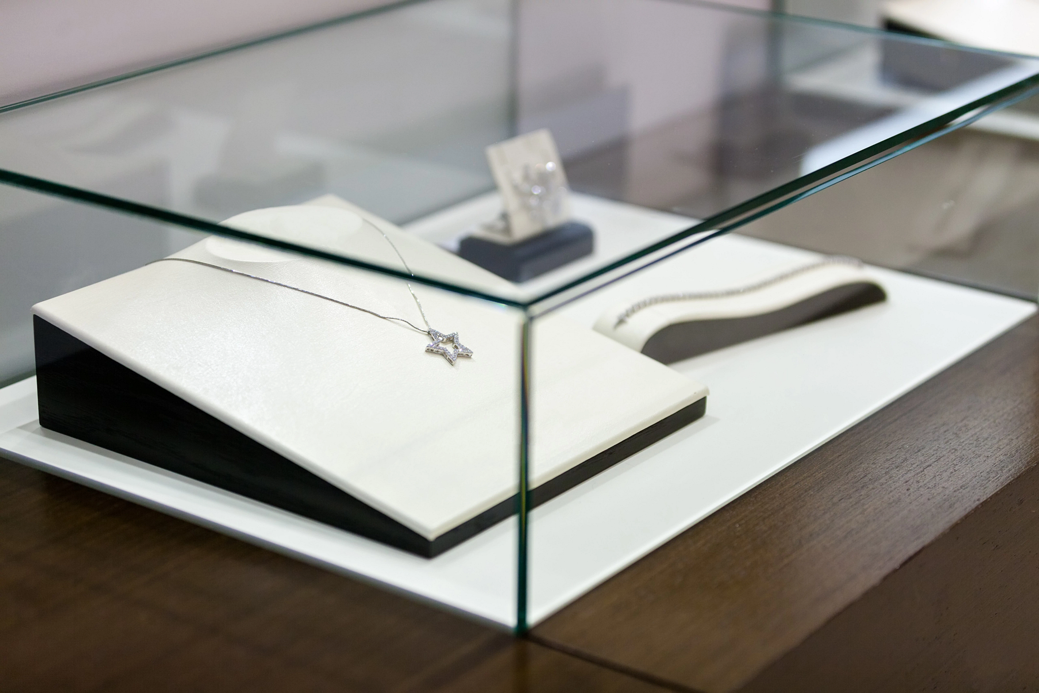 brc_jewelry-showcases_-2-factors-for-optimal-physical-security_showcases