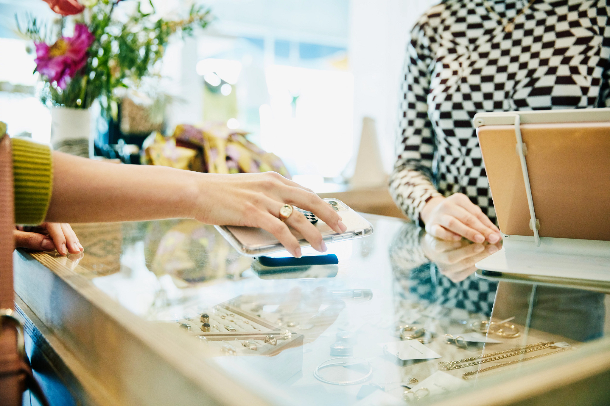 brc_3-tricks-criminals-use-to-undermine-jewelry-store-security