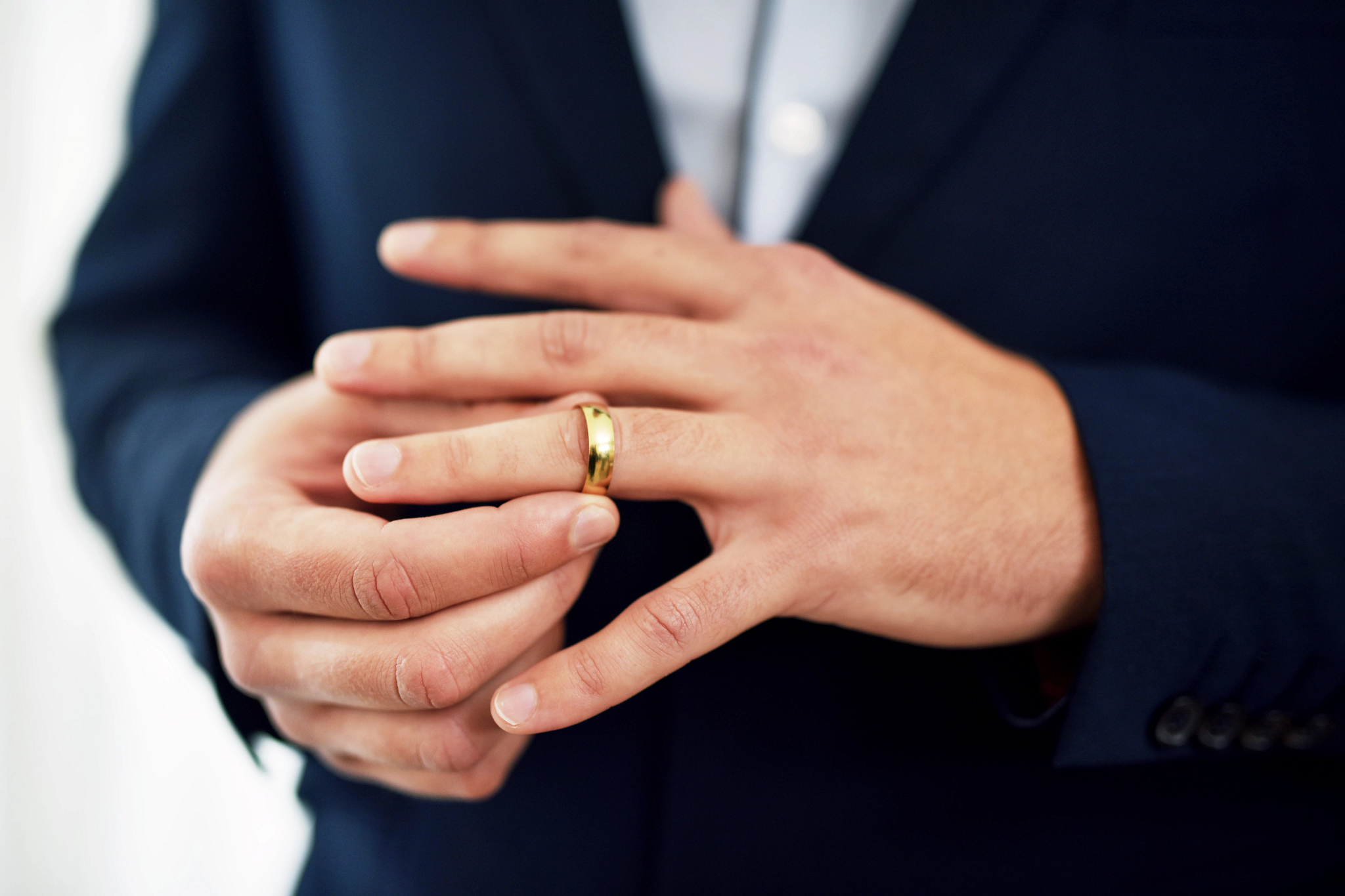 understandingmensweddingbandstylesshapesandmetals_individualsblog