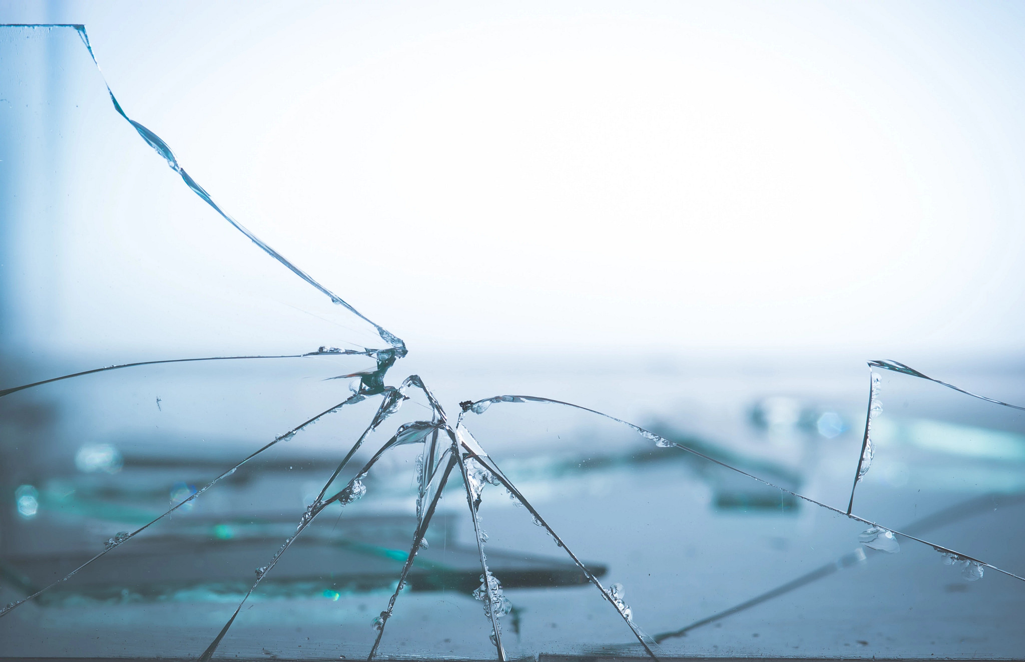 brc_jewelry-showcases_-2-factors-for-optimal-physical-security_plateglass